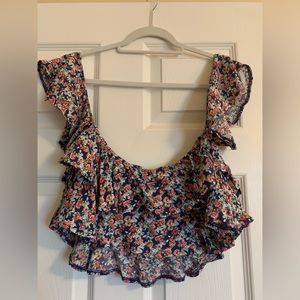 Small boutique flowy crop top. Sleeve hang off arms